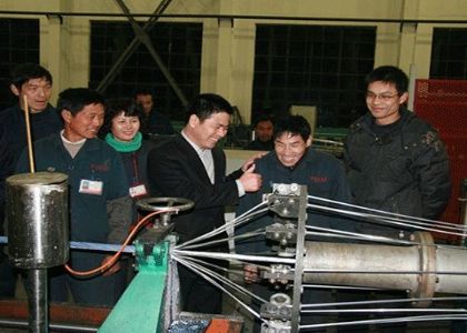 ACCC導線成功投產，蔣錫培與身障員工一起歡...