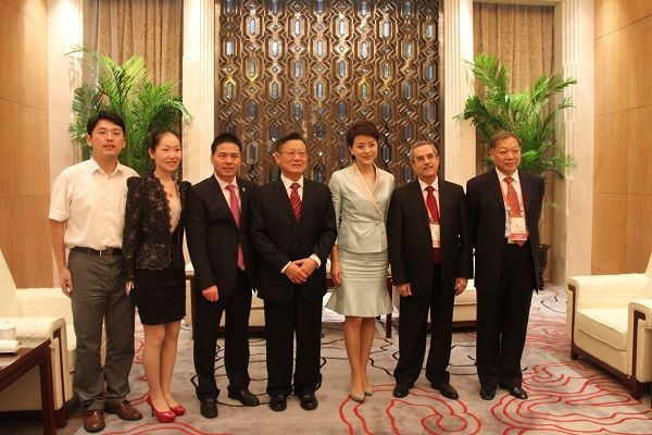 蔣錫培（左三）與第八任秘書長沙祖康（中）、陽光媒體集團主席、董事長楊瀾（右三）合影