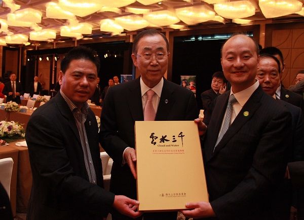 蔣錫培（左一）與聯合國第八任秘書長潘基文（中）合影
