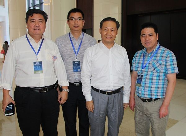 蔣錫培與中國經濟體制改革會副會長樊綱合影